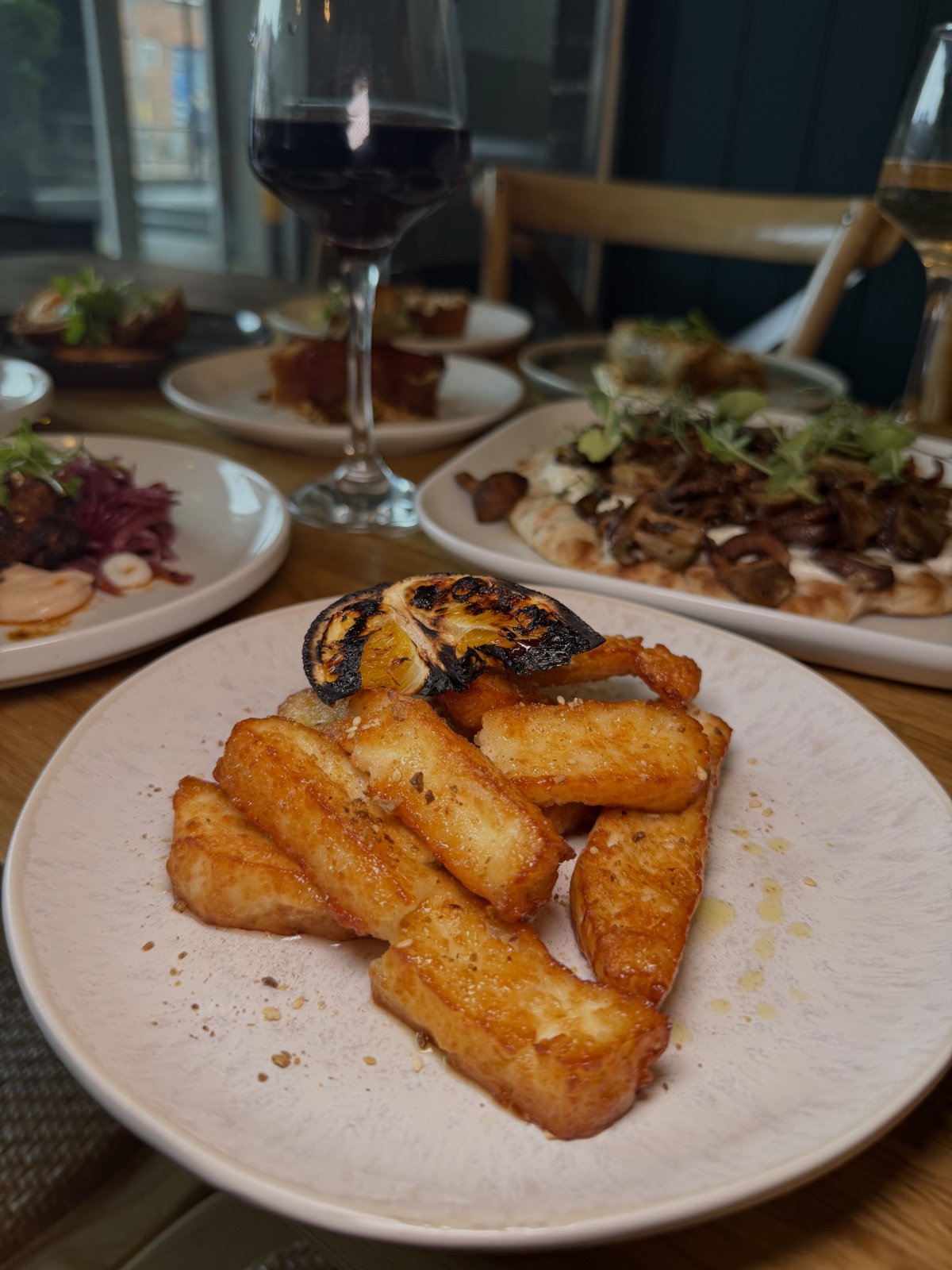 Grilled halloumi with mushroom flatbread and red wine